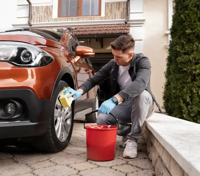 Lavage auto à domicile Bretenoux : professionnel intervenant sur un véhicule